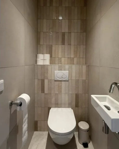 Toilet na de renovatie met hangtoilet en fontein