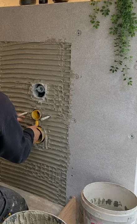 Vakman bereidt een voorzetwand met inbouwreservoir voor